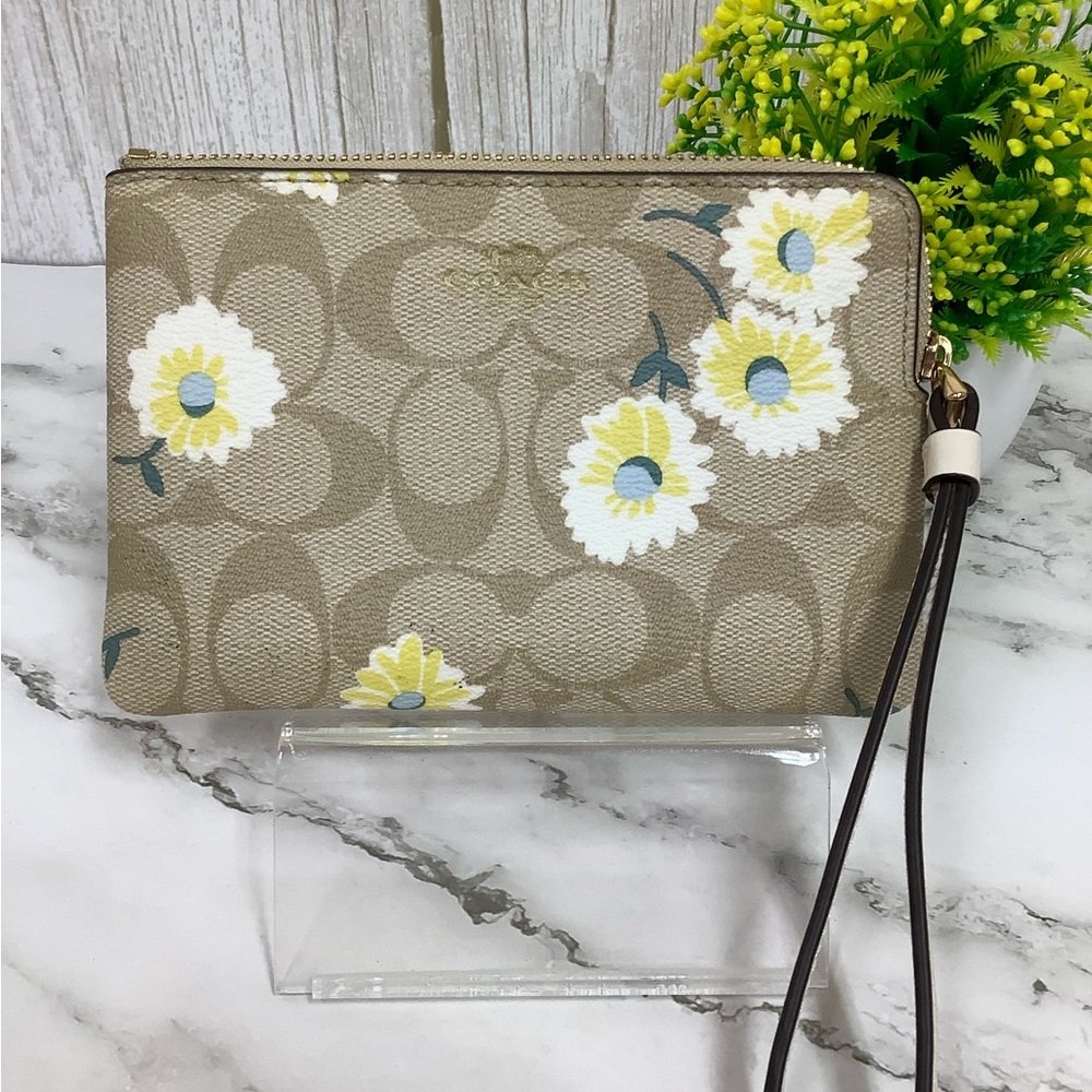 NWOT Coach Beige Floral Wristlet